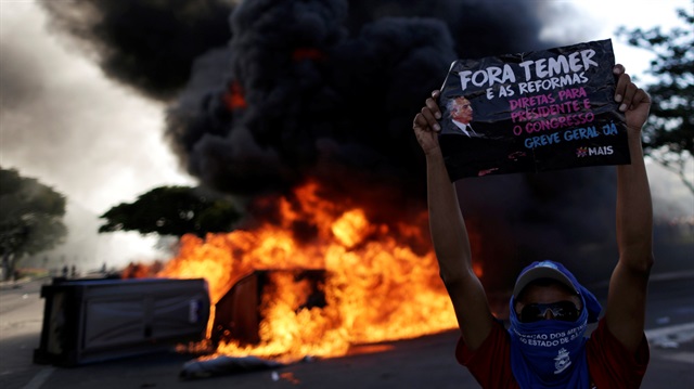 Brezilya'da göstericiler Tarım Bakanlığı'nın binasını ateşe verdi. 