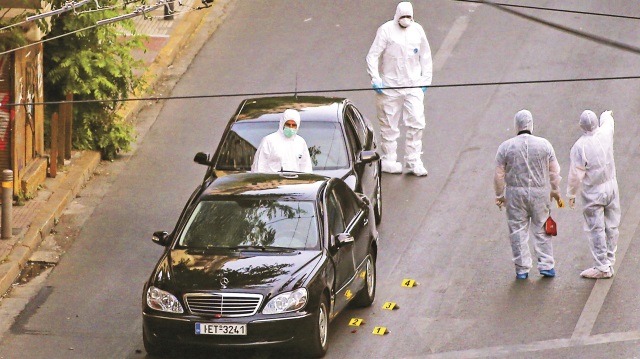 Yunanistan’da eski başbakanlardan Lukas Papadimos, otomobilinde bombalı dosya ile saldırıya uğradı. 