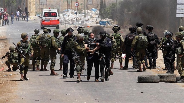 İsrail askerleri, Filistinli mahkumların açlık grevine destek gösterileri yapan Filistinlilere sert müdahale ediyor.