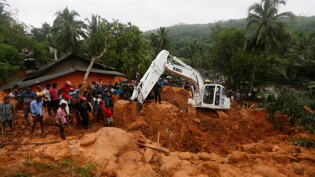 Sri Lanka'da sel ve heyelan felaketi sonrası toprak altında kalanları kurtarmak için iş makineleri seferber oldu.