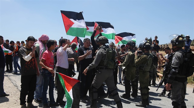 Filistinli tutukluların başlattığı açlık grevine destek gösterilerine İsrail askerleri müdahale ediyor
