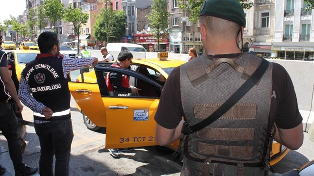 İstanbul'un 25 ilçesinde 300 polisin katıldığı 50 ayrı noktada ticari taksilere yönelik sabit yol uygulaması yapıldı. 