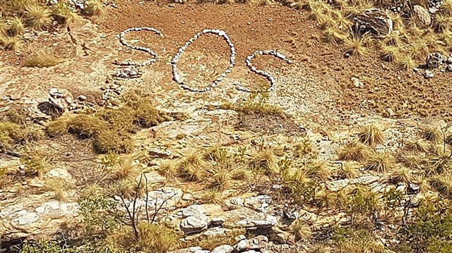 Taşlarla yazılan SOS, Batı Avustralya'nın uzak bir noktasında, Swift Koyu'na yaklaşık 500 kilometre mesafede bulunuyor.

