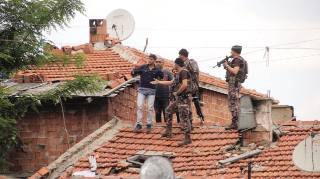 Özel Harekat polislerinin de 
katıldığı operasyonda bazı 
evlerde arama yapıldı.
