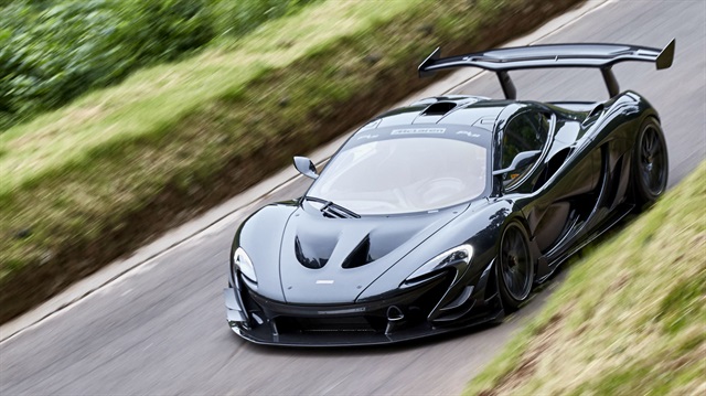 McLaren P1 LM, 2.4 saniyede 0'dan 100 km/s hıza ulaşarak, dünyanın en süratli otomobilleri arasında yer alıyor.