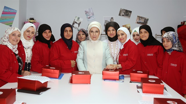 Pilot bölge olarak Sultanbeyli’de başlatılan "Bir Umut, Bir Ufuk" 
projesi  ile bin Suriyeli kadının, Türkçe ve mesleki eğitimin ardından 
istihdamı  ve ekonomik-sosyal hayata katılımı hedefleniyor. 
