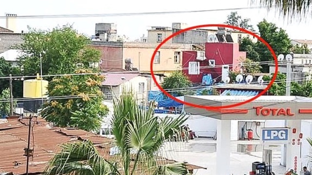 Tarsus'ta esrarengiz ev: Etrafında silahlı korumalar bekliyor