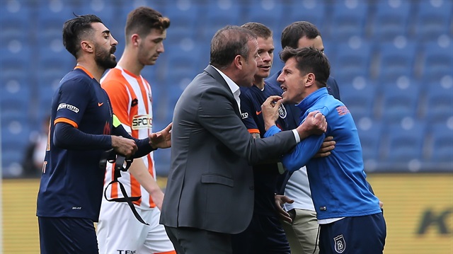 Emre Belözoğlu, maçın hakemi Halis Özkahya'ya tepki gösterdi. Abdullah Avcı ve takım arkadaşları zor sakinleştirdi.