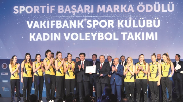 Ekonomi Bakanı Nihat Zeybekci, TİM'in organizasyonuyla düzenlenen Marka Türkiye Konferansı'nda Vakıfbank Kadın Voleybol Takımı’na sportif başarı marka ödülünü verdi.