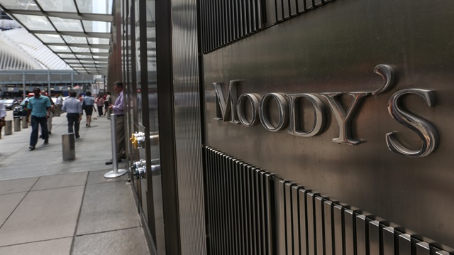 Moody's, Katar'ın kredi notunu düşürdüğünü duyurdu.