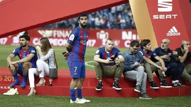 Arda Turan, Barcelona'nın kupa töreninde yalnız kalırken bu görüntü ayrılık iddialarını güçlendirdi.