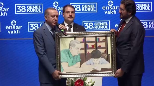 Cumhurbaşkanı Erdoğan, kendisine 15 Temmuz'u hatırlatan çizim karşısında duygulandı.