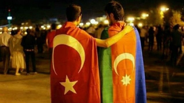 Arşiv: Türk ve Azerbaycan bayraklı iki genç birlikte bağımsızlığı kutluyor.