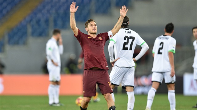 Roma'yla ilk profesyonel maçına 1993'te çıkan Totti, bu macerasını sonlandırıyor. 
