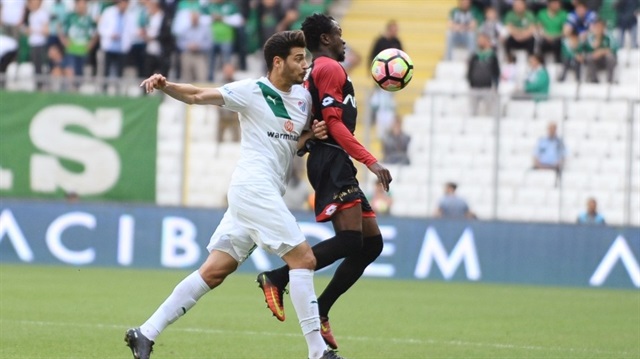 Bursaspor Gençlerbirliği karşısında 2-1 mağlup oldu ve Süper Lig'de kalma şansını gelecek haftaya bıraktı.