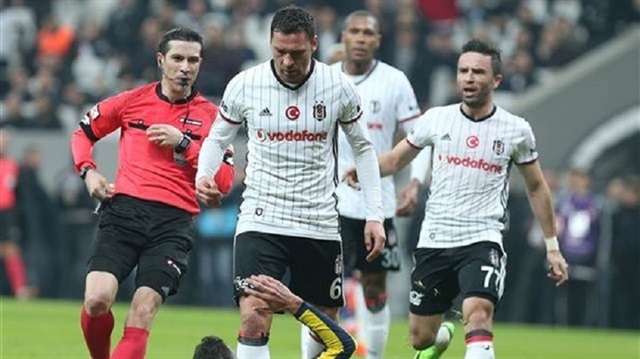 Dusko Tosic ve Van Persie arasında Türkiye Kupası maçında  gerginlik yaşanmış ve Sırp futbolcu kırmızı kartla oyun dışında kalmıştı.