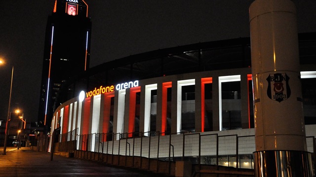 Beşiktaş'ın stadı Vodafone'da şampiyonluk sonrası sahaya üç yıldız yansıtıldı. 