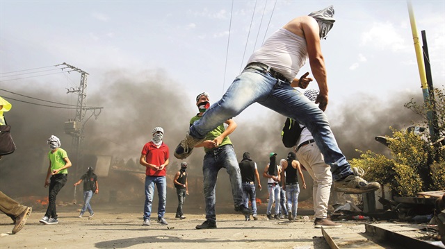 000 yılındaki intifada hareketinde Ariel Şaron’u protesto eden 150 kişilik grubun içindeydi.