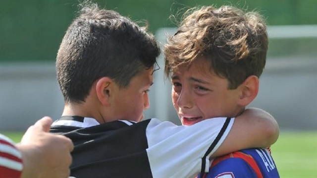 Son düdükle birlikte kupayı kazanan Beşiktaşlı bir çocuk, sevinmek yerine Altınordulu arkadaşının gözyaşlarına ortak olmayı tercih etti.