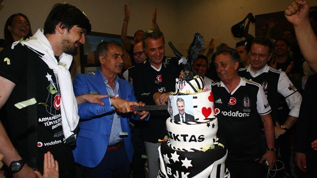 Beşiktaş'ta 15. şampiyonluk sonrası futbolcular, teknik heyet ve başkan Fikret Orman birlikte pasta kesti.