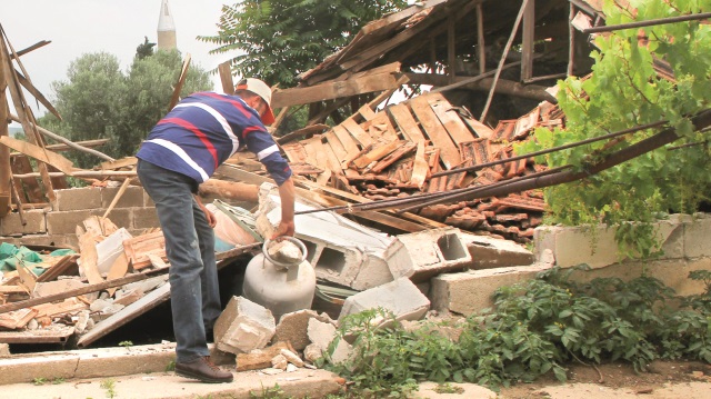 Depremde evleri yıkılan 
vatandaşlar, enkaz 
altından bazı eşyalarını 
kurtarmaya çalıştı.
