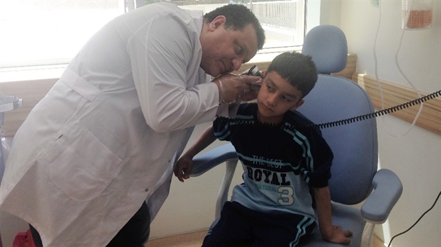 Eskisi gibi duyabilmenin sevincini yaşayan Ömer Efe, kendisini ameliyat eden Op. Dr. Dalkılıç’a teşekkür etti.