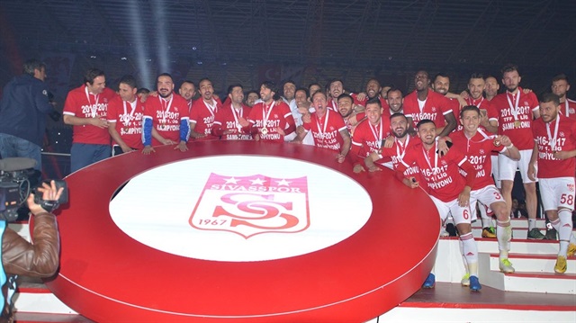 TFF 1. Lig şampiyonu Sivasspor'da 11 futbolcu ile yolların ayrılmasına karar verildi.