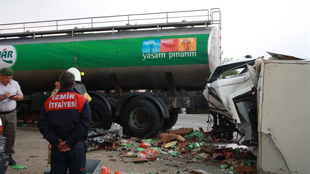 İzmir Haber: İzmir'in Tire ilçesinde süt tankeri ile piliç eti yüklü kamyonun çarpışması sonucu 1 kişi öldü, 2 kişi yaralandı.