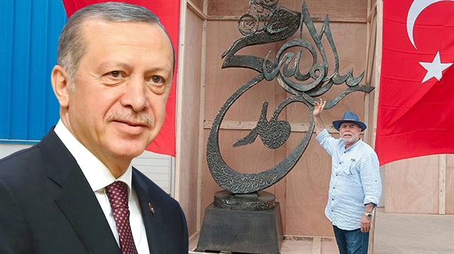 Şitivi’nin Kazablanka’da bulunan atölyesinde düzenlenen tören ile Cumhurbaşkanı adına hediyeyi Türkiye’nin Rabat Büyükelçisi Ethem Barkan Öz teslim aldı.
