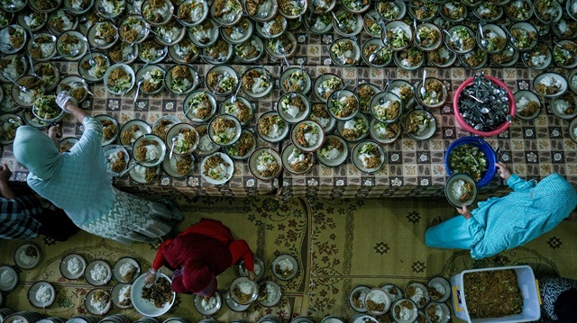 Endonezyalılar Ramazan’da her zaman yaklaşık 14 saat civarı oruç tutuyorlar.