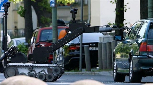 Berlin'de polis ekipleri şüpheli bir aracı robotla kontrol etti. 