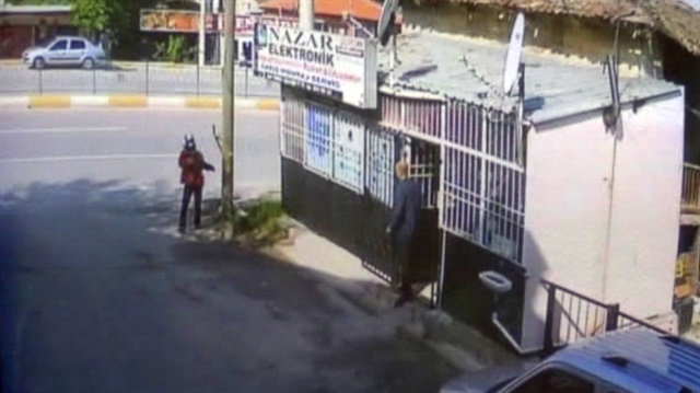 Denizli Pamukkale ilçesinde kimliği belirsiz motosikletli ve kasklı bir kişi, elektronik dükkanı sahibine pompalı tüfekle silahlı saldırı düzenledi. 