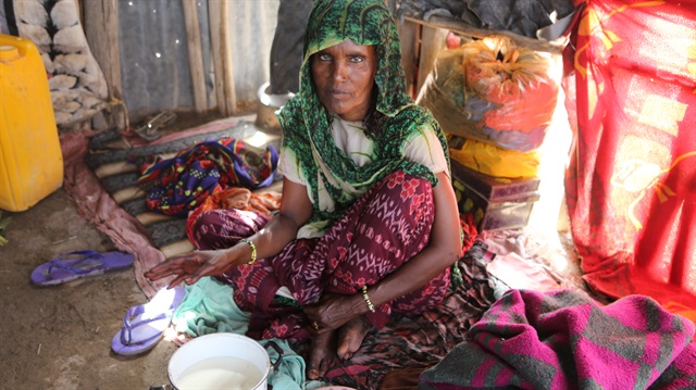 Etiyopyalı Ayrulafa kabilesinin iftarı yoğurt ve ekmek.