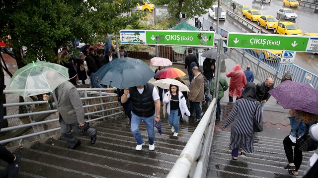İstanbul'da sabah saatlerinde sağanak yağış etkili oldu. 