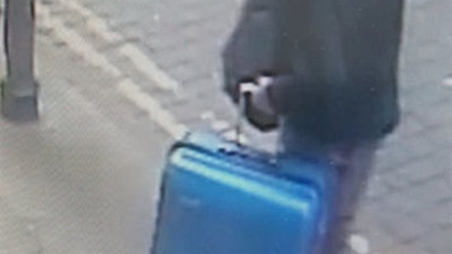 İngiliz polisi, 22 Mayıs'ta Manchester'da intihar saldırısı düzenleyen Salman Abedi'nin, olaydan birkaç gün önce mavi bavul taşıdığını gösteren fotoğraflarını yayınladı.

