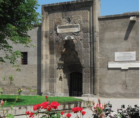 Sultan 2. Kılıçarslan'ın kızı Gevher Nesibe Hatun, bilime katkıda bulunan kadınlar arasındaydı.