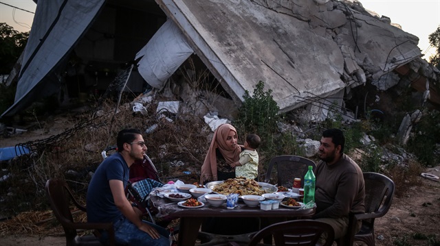 Gazze'de enkazın ortasında iftar sofrası kuruyorlar.