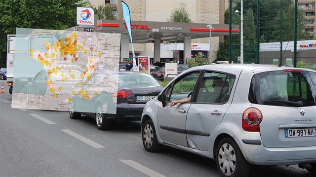 Fransa'da akaryakıt taşıyan kamyoncular grevde.