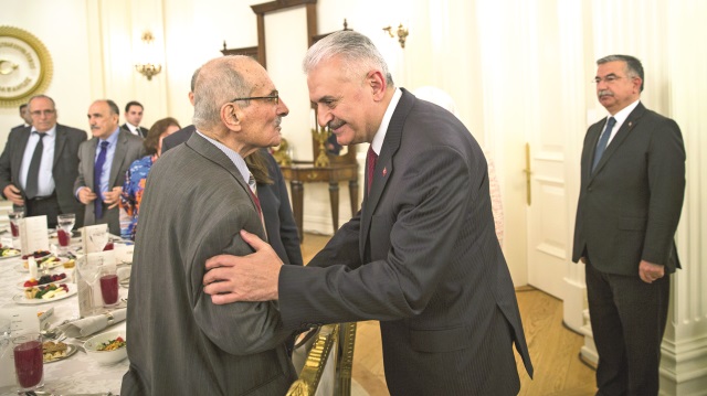 Başbakan Yıldırım, iftara katılan ilkokuldaki öğretmeni Galip Kumbar’la sohbet etti.