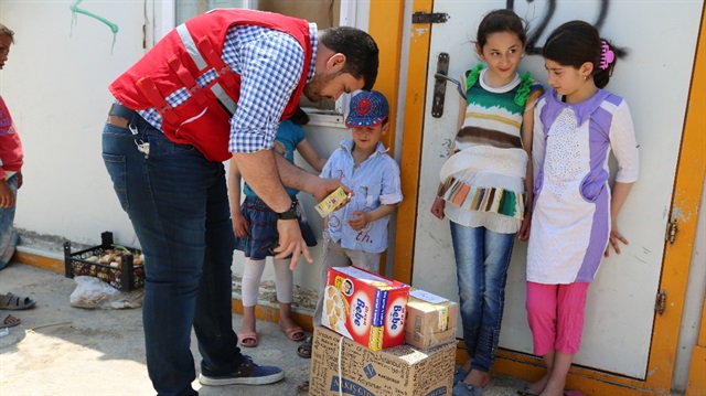 Turkish Red Crescent offers aid to Syrian families
