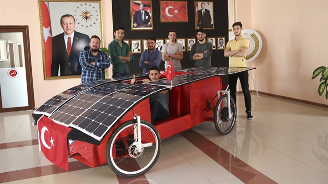 طلاب أتراك يبتكرون سيارة تعمل بالطاقة الشمسية