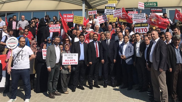 Silivri'ye akın eden vatandaşlar, 'Game over FETÖ', 'Tankınız topunuz vardı ama şerefiniz yoktu' gibi dövizler taşıyor.