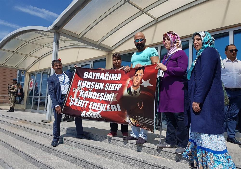 15 Temmuz gecesi Atatürk Havalimanı'nda darbecilerin tanklarının önün yatan Metin Doğan da Ömer Halisdemir pankartıyla Silivri'de.