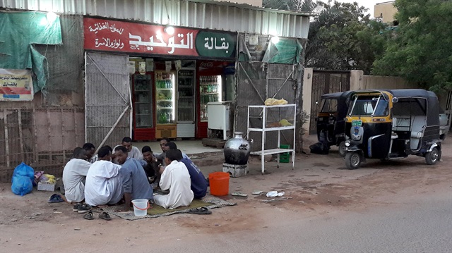 Sudan'da caddeler iftar sofralarıyla donatılıyor.