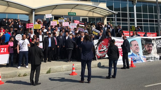 Dün, davanın yapılacağı salon önünde toplanan grup, FETÖ'cü hainleri protesto etti. 