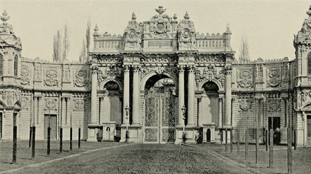Dolmabahçe Sarayı’nın ana giriş kapısı.