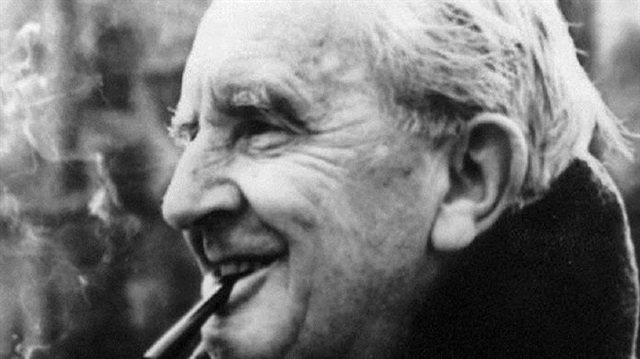 Türkiye'de de azımsanmayacak bir hayran kitlesine sahip olan İngiliz yazar J.R.R. Tolkien'in yeni kitabı 'Beren ve Luthien' tasarlandıktan 100 yıl sonra basıldı.