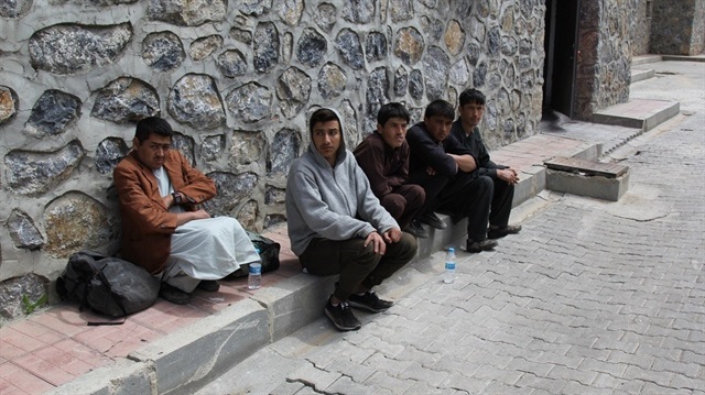 5 kaçak Afganlı, Van Emniyet Müdürlüğü Yabancılar Şubesi Müdürlüğüne sevk edildi.