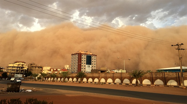 Hartum'da esen kum fırtınası Umdurman ve Bahri kentlerini de etkisi altına aldı