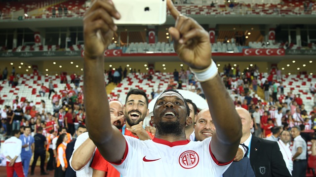 Antalyaspor'un Kamerunlu yıldızı kırmızı beyazlılardaki kariyeri boyunca attığı 38 golle tarihe geçti.